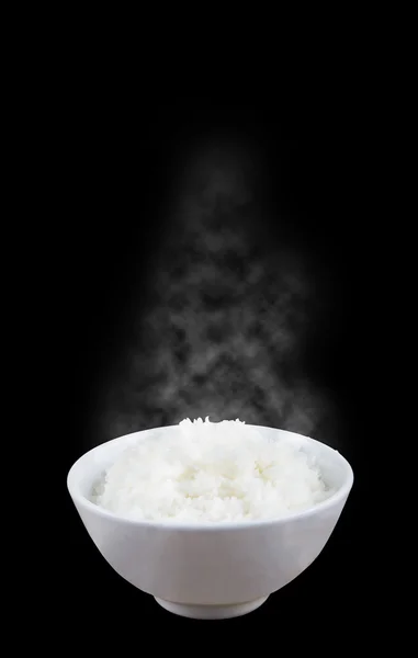 Aislado de arroz caliente al vapor en un tazón blanco con vapor blanco sobre fondo oscuro — Foto de Stock
