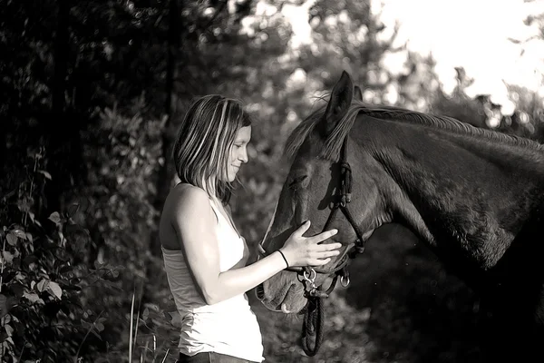 Bella donna con cavallo — Foto Stock