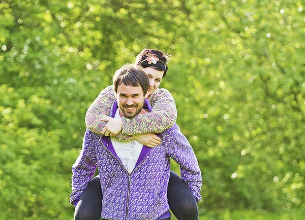 Jeune beau couple en plein air — Photo