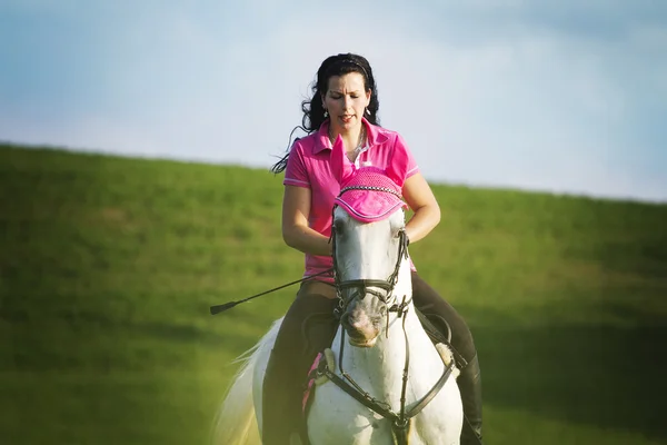 Junge Frau reitet Lipizzaner arabisches Pferd — Stockfoto