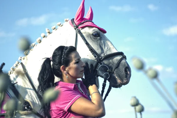 Giovane donna a cavallo e abbraccio con cavallo — Foto Stock