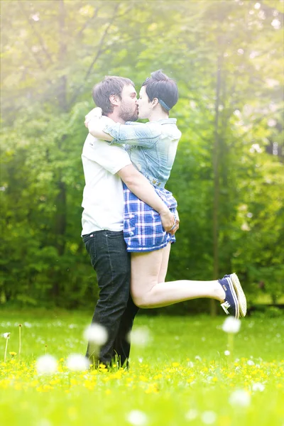 Beijar jovem casal — Fotografia de Stock