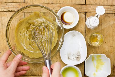Salata sosu hardal, bal, zeytinyağı, aceto Balzamico, baharatlar ve tuz (seçici odak ile yapma)