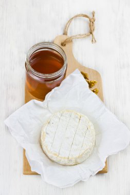 Camembert tatlım ve ceviz, seçici odak ile