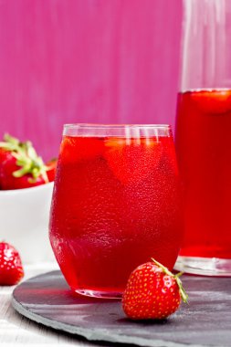 Soğuk canlandırıcı çilek Hibiscus buzlu çay, seçici odak