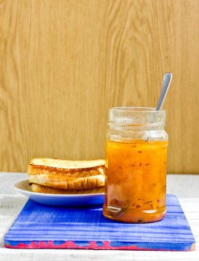 Tost, seçici odak ile kayısı lavanta reçel
