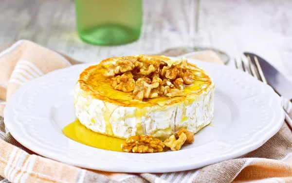 Baked camembert cheese with honey and nuts, selective focus — Stock Photo, Image