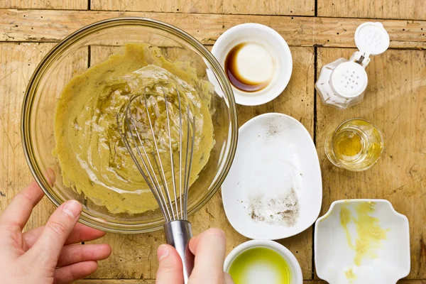 Zálivkou s hořčicí, med, olivový olej, aceto balsamico, koření a sůl (selektivní zaměření) — Stock fotografie