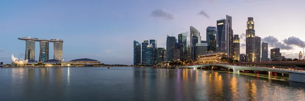 Colorido distrito empresarial de Singapura skyline . — Fotografia de Stock