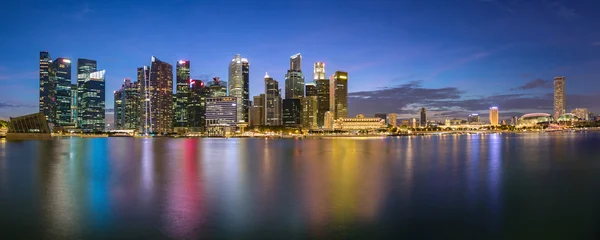 Kleurrijke skyline van Singapore business district. — Stockfoto