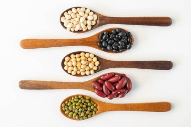 Beyaz arka planda izole edilmiş tahıl tohumlarının toplanması. Sağlıklı diyet ham maddeler.