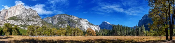 Panorama Vista Parque Nacional Yosemite Dia Ensolarado Califórnia Eua — Fotografia de Stock