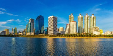 Bangkok şehrinin gökyüzü manzarası güneşli bir günde bir göle yansıdı. Bangkok, Tayland.