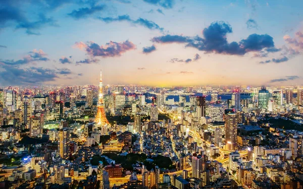 東京スカイラインの街並 オフィスビルのパノラマの空中高層ビル群 日没時に東京のダウンタウン アジア — ストック写真