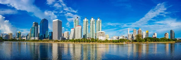 Bangkok Şehrinin Gökyüzü Manzarası Güneşli Bir Günde Bir Göle Yansıdı — Stok fotoğraf