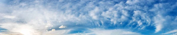 Panoramahimmel Mit Wolken Einem Sonnigen Tag Schöne Zirruswolke — Stockfoto