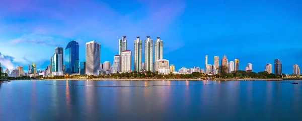 Panorama Utsikt Över Bangkok City Skyline Reflekteras Sjö Kväll Bangkok — Stockfoto