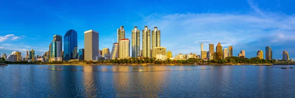 Panorama Uitzicht Bangkok Stad Skyline Weerspiegeld Een Meer Een Zonnige — Stockfoto