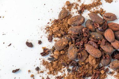 Beyaz arka planda kakao çekirdekleri, kakao uçları ve kakao tozu izole edilmiş..