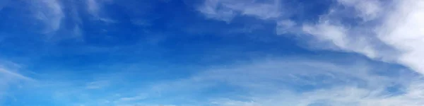 晴れた日に雲とパノラマの空 美しいサーカスの雲 — ストック写真