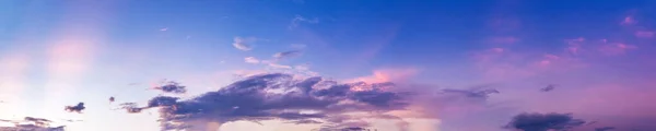 Gün Doğumunda Günbatımında Bulutlu Dramatik Bir Gökyüzü Panoramik Resim — Stok fotoğraf