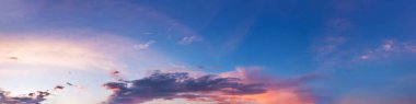 Gün doğumunda ve günbatımında bulutlu dramatik bir gökyüzü. Panoramik resim.
