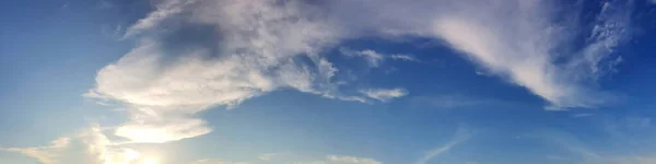 Panorama Céu Azul Com Nuvem Dia Ensolarado Bela Imagem Panorâmica — Fotografia de Stock