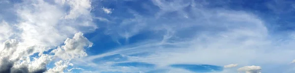 晴れた日に雲とパノラマの空 美しいサーカスの雲 — ストック写真