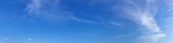 Панорамное Небо Облаком Солнечный День Красивое Циррусовое Облако — стоковое фото
