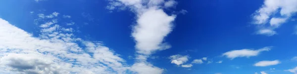 晴れた日に雲とパノラマの空 美しいサーカスの雲 — ストック写真