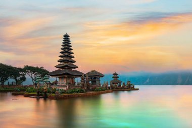 Ulun Danu Beratan Tapınağı Endonezya 'nın Bali gölünün batı yakasında yer alan ünlü bir simgedir..