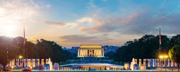 日落时的林肯纪念馆从美国华盛顿特区国家购物中心看到的 长期曝光摄影 — 图库照片