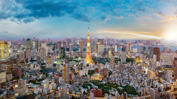 Wieczorem Panoramiczne Drapacze Chmur Widokiem Biurowiec Centrum Tokio Japonia Azja — Zdjęcie stockowe
