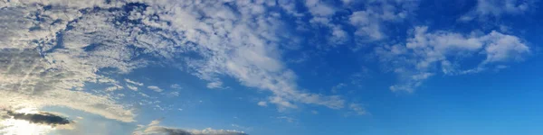 Панорамное Небо Облаком Солнечный День Красивое Циррусовое Облако — стоковое фото