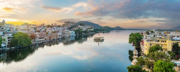 インドのラジャスタン州の午前中のピチョラ湖のウダイプール市 湖に映る街の宮殿の風景 — ストック写真