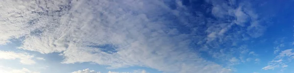 Langit Panorama Dengan Awan Hari Yang Cerah Awan Cirrus Yang — Stok Foto