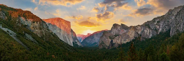 Yosemite Vadisi Ulus Parkı Günbatımında Tünel Manzarasından Alacakaranlık Vakti Yosemite — Stok fotoğraf