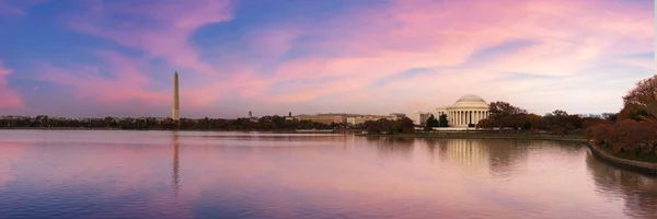 杰斐逊纪念馆和华盛顿纪念馆在上午反思了潮汐盆地 华盛顿特区 全景图像 — 图库照片