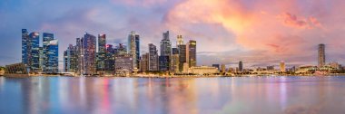 Singapur finans bölgesi alacakaranlık vakti Marina körfezinde ufuk çizgisi, Singapur, Güney Doğu Asya.