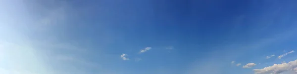 晴れた日に雲とパノラマの空 美しいサーカスの雲 — ストック写真