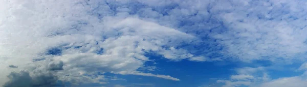 万里无云 美丽的卷云 — 图库照片