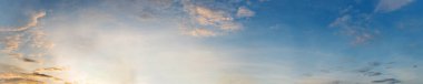 Gün doğumu ve gün batımından oluşan güzel bulutlu dramatik renkli manzara. Panoramik resim.