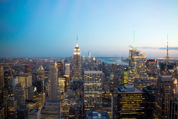Νέα Υόρκη ουρανοξύστης τη νύχτα. — Φωτογραφία Αρχείου