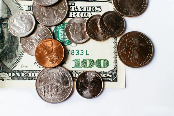 Billetes y monedas en dólares — Foto de Stock