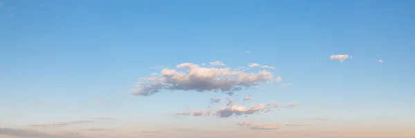 Панорамное голубое небо — стоковое фото