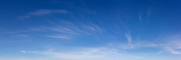 Панорамное голубое небо — стоковое фото