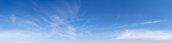 Panoramik mavi gökyüzü