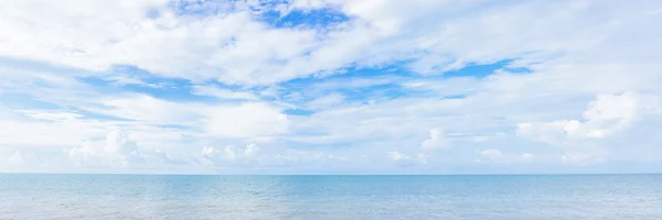 Panoramisch blauwe hemel — Stockfoto