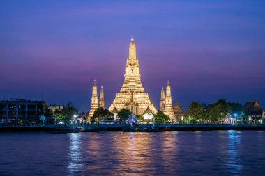 Wat Arun 'da Pagoda, Chaopraya nehrinde bir kraliyet tapınağı Alacakaranlık zamanı, Bangkok, Tayland.