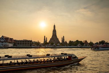 Wat Arun 'da Pagoda, Chaopraya nehrinde gün batımında bir kraliyet tapınağı, Bangkok, Tayland.